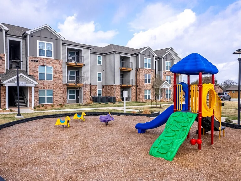 Juniper Pointe Apartments — Photo 6