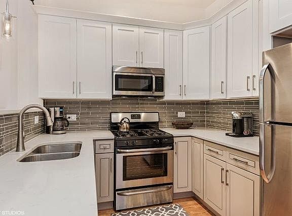 4th image of 1037 W Oakdale Ave #1