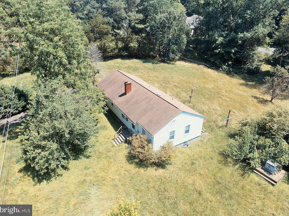 2nd image of 512 Goldsmith Ln