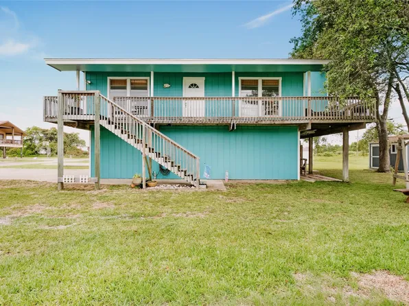 88 Bay St, Port O Connor, TX 77982