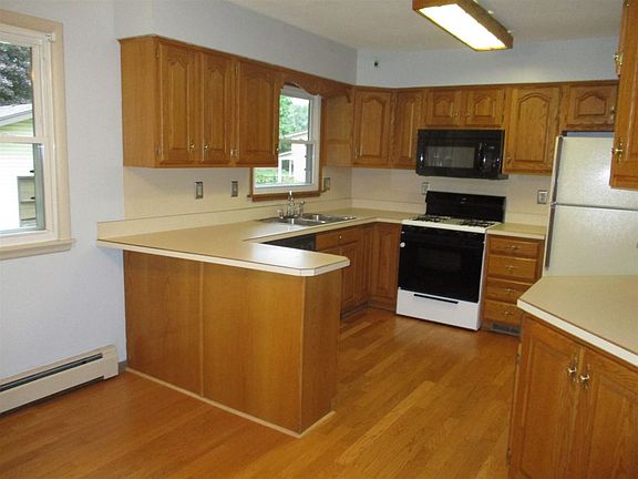 3rd image of 60354 Robin Hood Ln