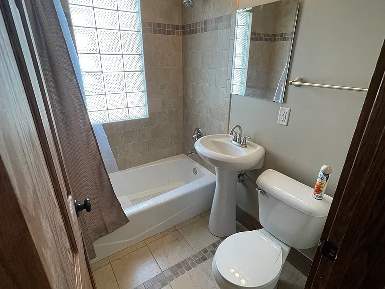 Main floor full bathroom