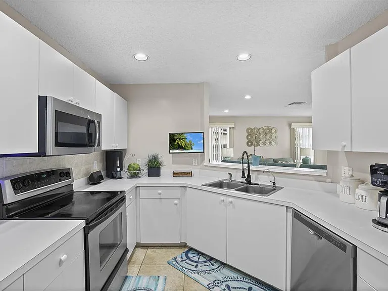 401 NW 16th Pl — Photo 9