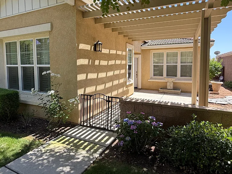 10302 Oldham Ln — Photo 2