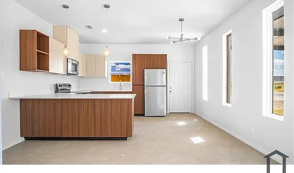 504 N Onyx Ave — Photo 3