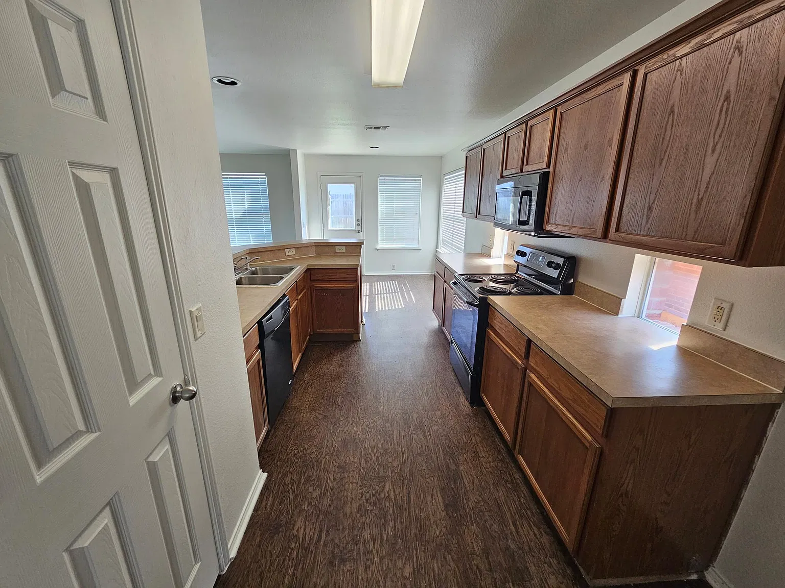 4 bed, 2.5 bath, 2674 sqft, $2,300 — Photo 2