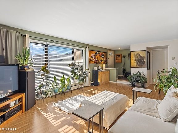 3rd image of 5816 N Nagle Ave APT C