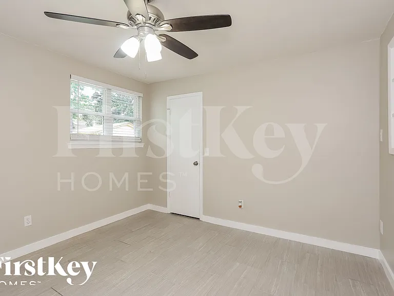 1047 Cove Landing Dr — Photo 9
