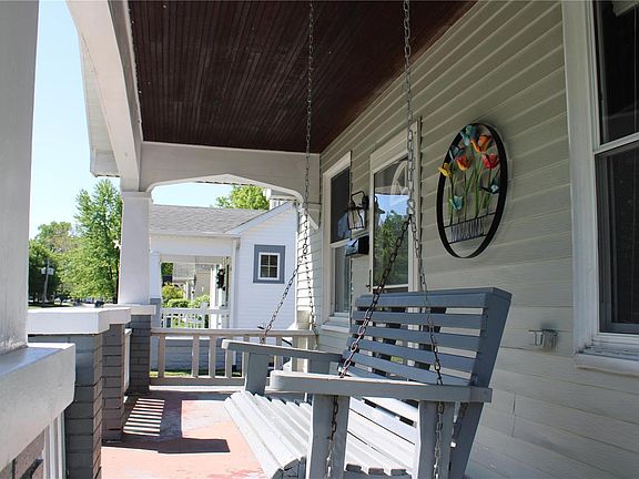 2nd image of 515 Parkview Dr