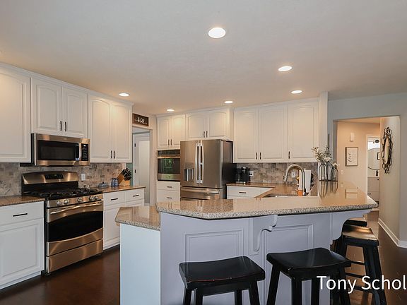 3rd image of 6054 Summerhill Dr