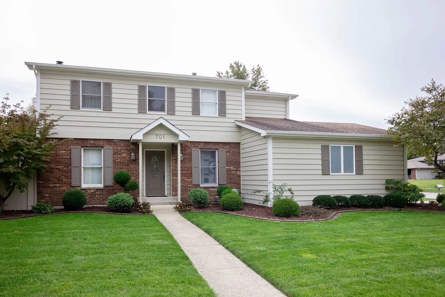 701 Deerwood Dr photo 1