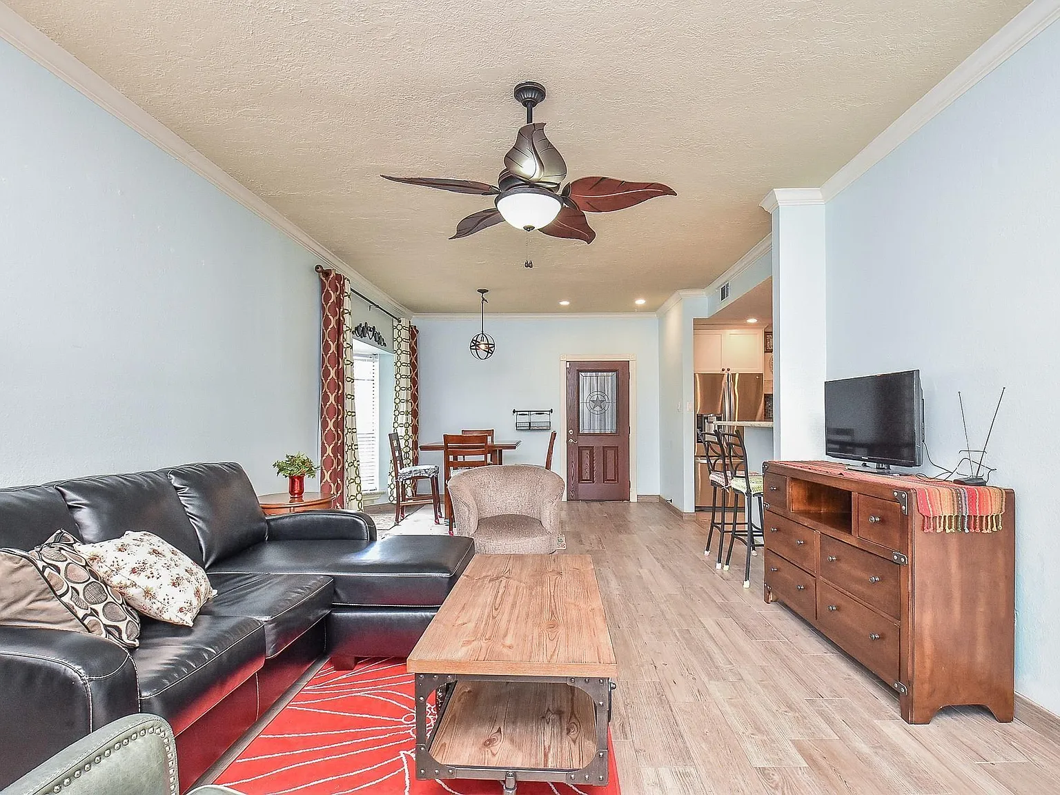 3 bed, 2.5 bath, 1718 sqft, $2,180 — Photo 4