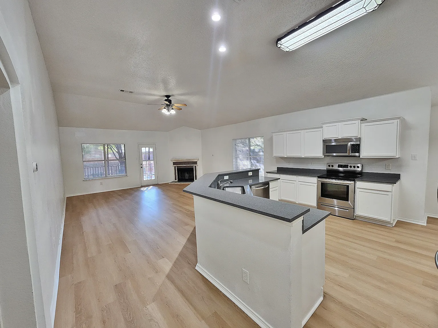 3 bed, 1714 sqft, $2,150 — Photo 4