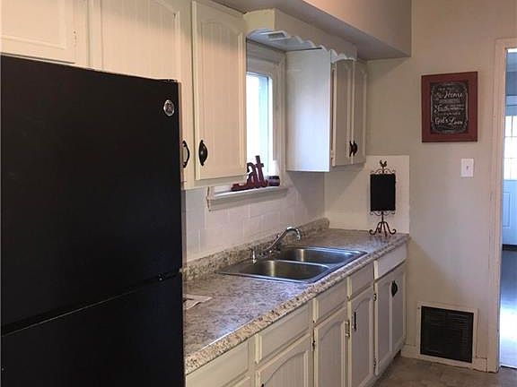 5th image of 144 Elton Ave