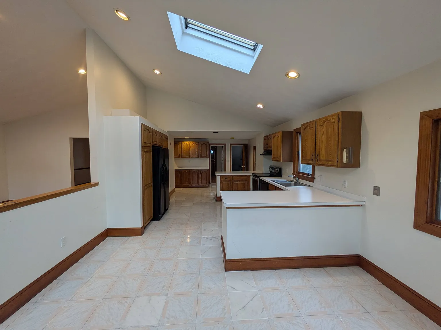 3 bed, 1.5 bath, 2754 sqft, $4,200 — Photo 2