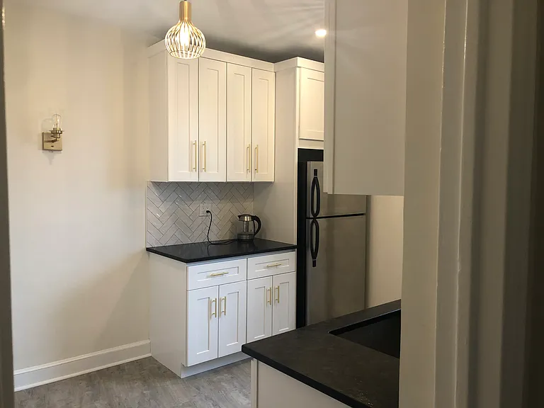 122B Larchmont Acre W #2B — Photo 6