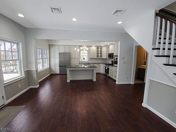 3rd image of 27 Forest Rd