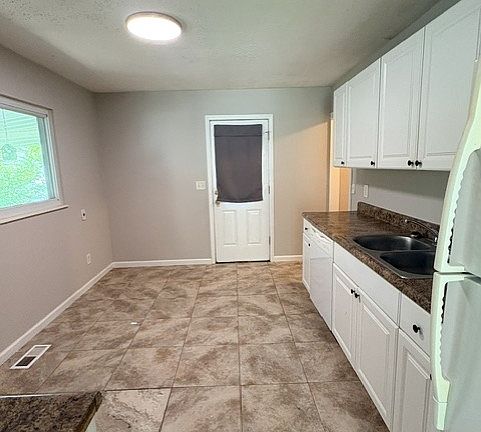 3rd image of 707 W Madison St