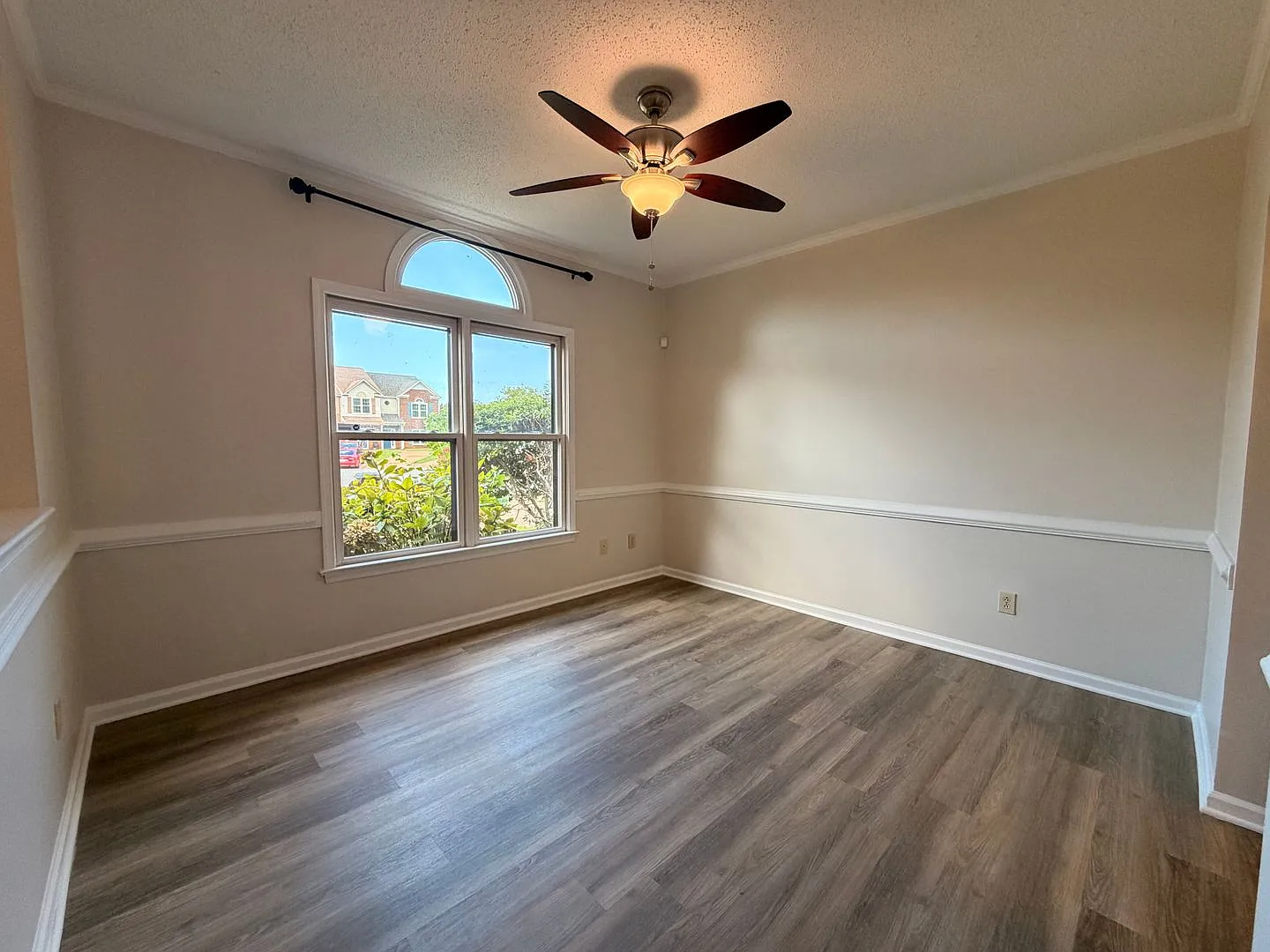 Updated & Ready 09-01-26!! 3-Bedroom End-Unit - Pet Friendly- Fenced Backyard! — Photo 3