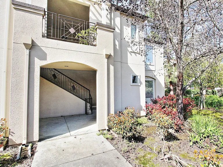 745 Overture Ct — Photo 3