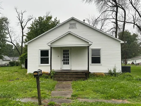 609 S Rollins St, Centralia, MO 65240