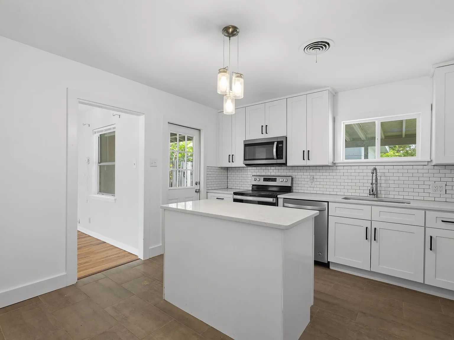 3 bed, 1200 sqft, $1,449 — Photo 2