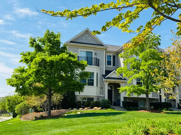 1954 Dauntless Dr, Glenview, IL 60026