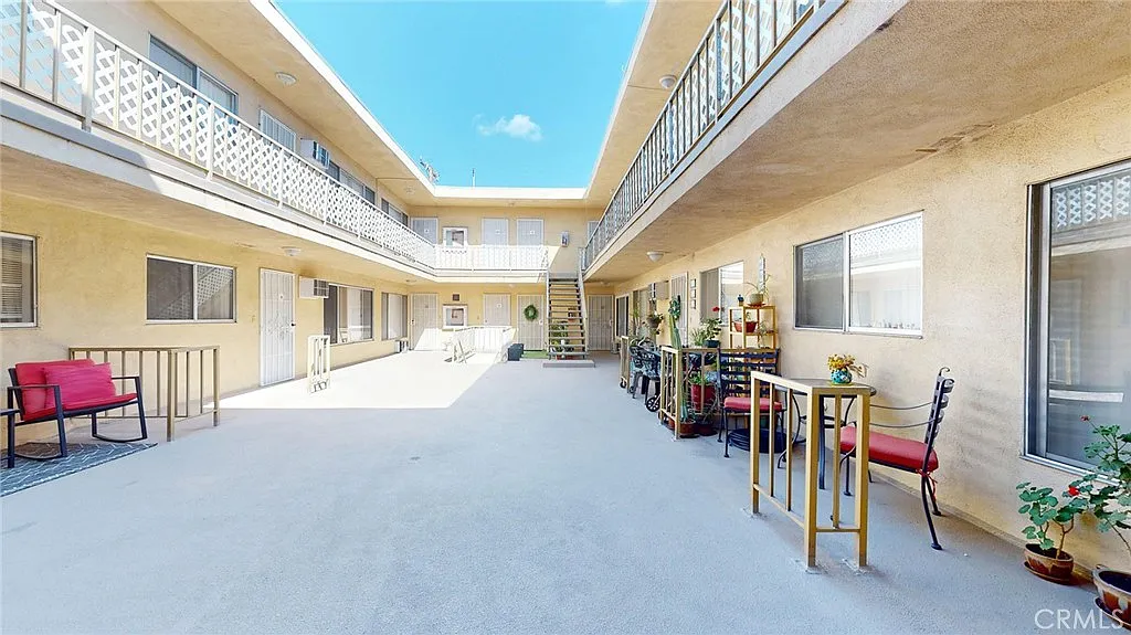 1 bed, 1050 sqft, $2,690 — Photo 2