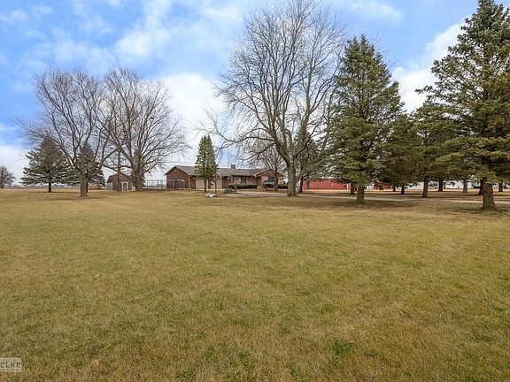 16x16 shed w/loft & fenced dog run!
