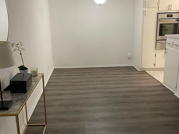 3rd image of 925 S Barrington Ave APT 2