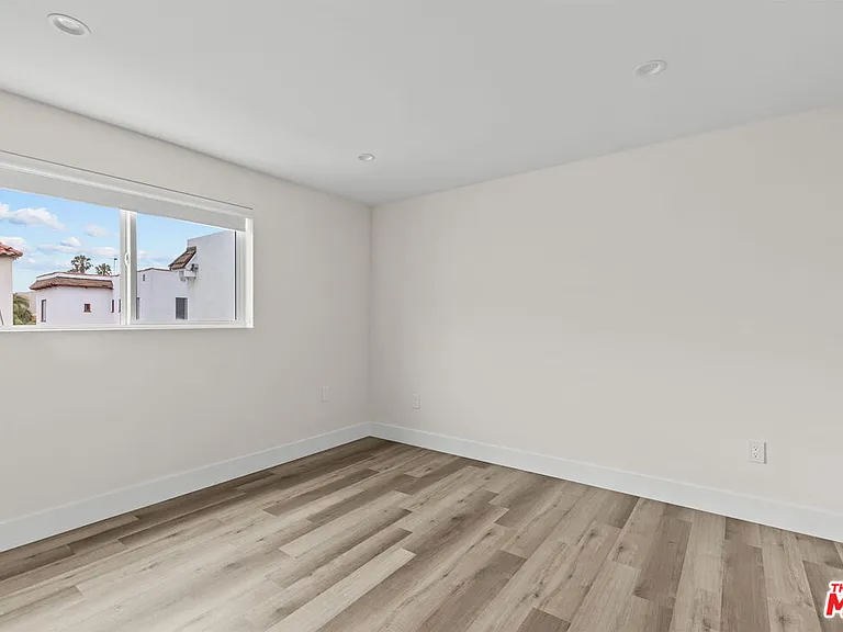 546 N Genesee Ave — Photo 8