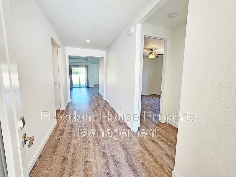 3 bed, 2.5 bath, 2095 sqft, $2,241 — Photo 3