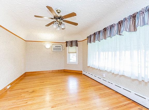 4th image of 2938 N Natoma Ave