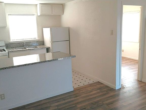 2nd image of 520 Maple St APT B