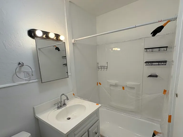75 Crapo St New Bedford Spacious 3 Bedroom / 1 Bath New Appliances, Near the Beach! — Photo 24