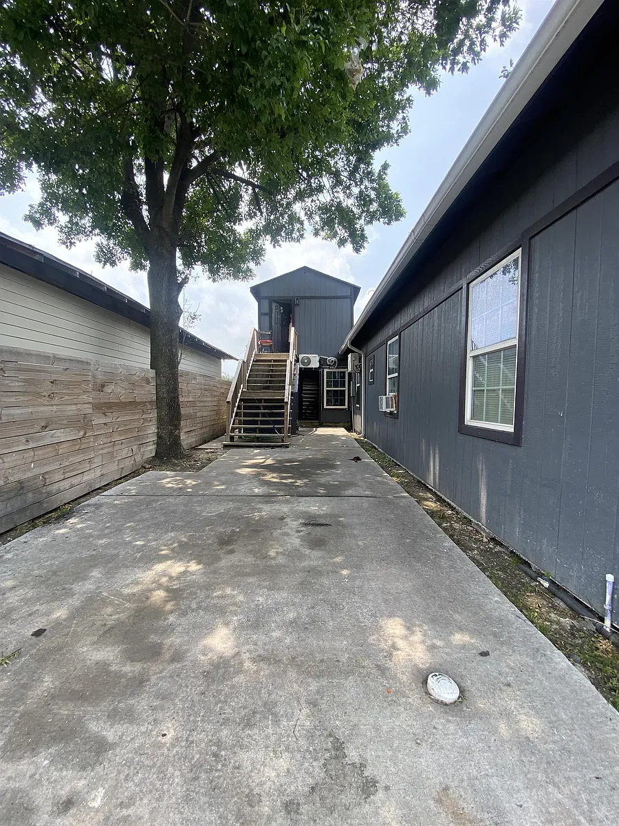 Building Photo - 6724 Avenue N #5