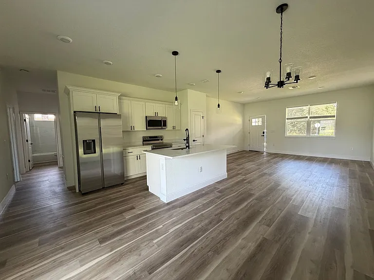 1852 W Quaker Ln — Photo 4