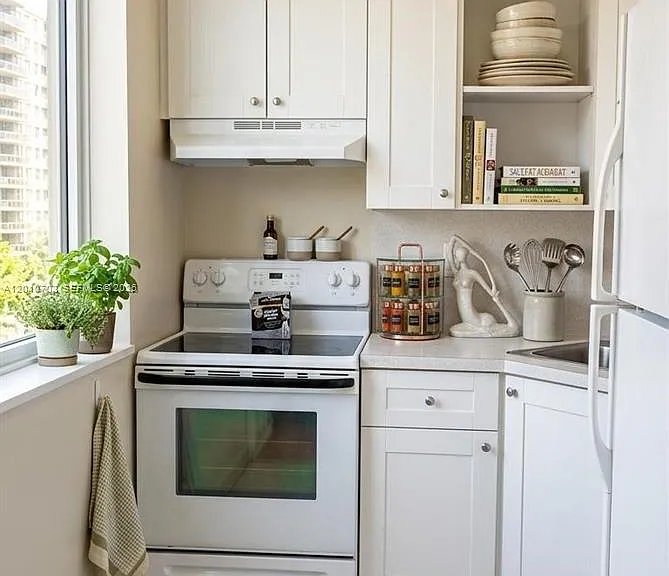666 W 81st St #316 — Photo 3
