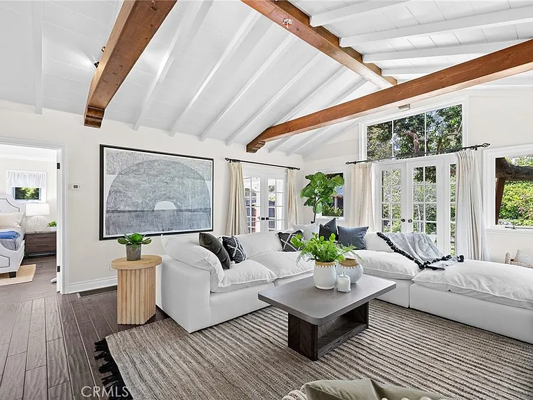 640 E Pearl St — Photo 4