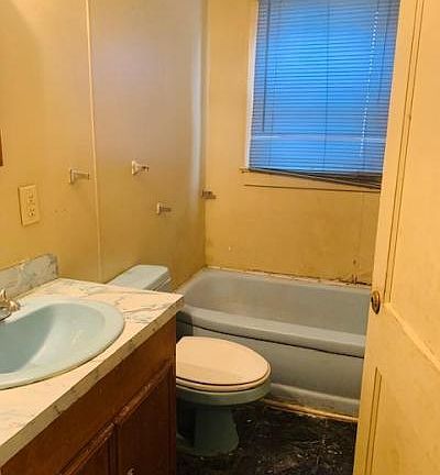 5th image of 613 Louise St