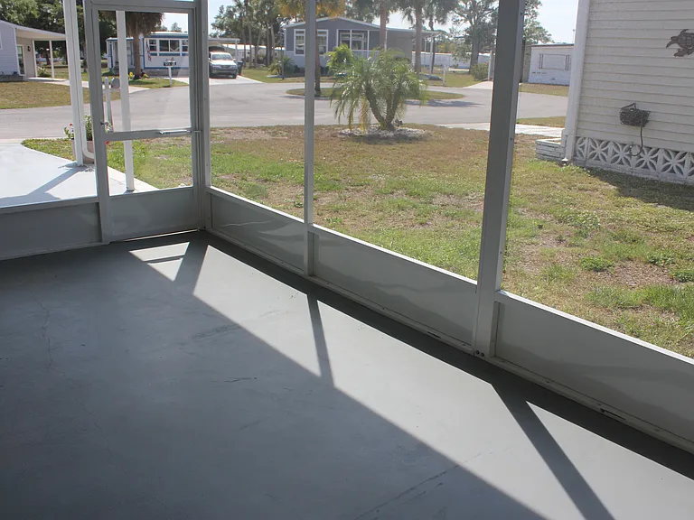Screened in Launa
