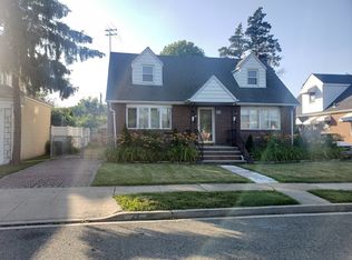 27 Hillside Ln, New Hyde Park, NY 11040