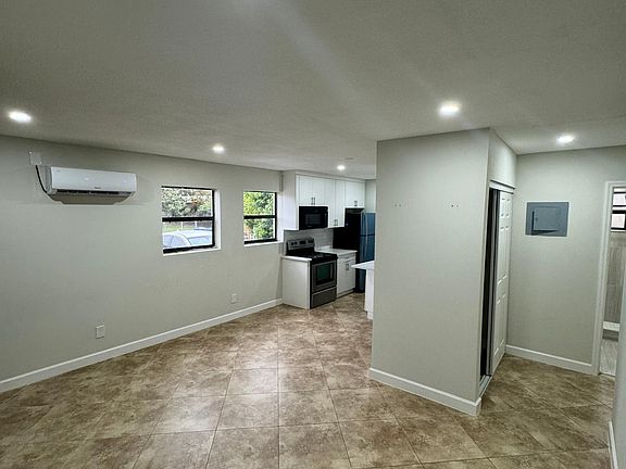 2nd image of 813 SW 29th St APT 1