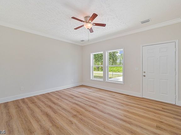 3rd image of 1076/1078 Ainsworth St E