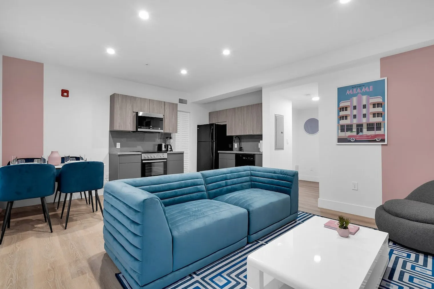 2 bed, 1.0 bath, 861 sqft, $6,711 — Photo 3