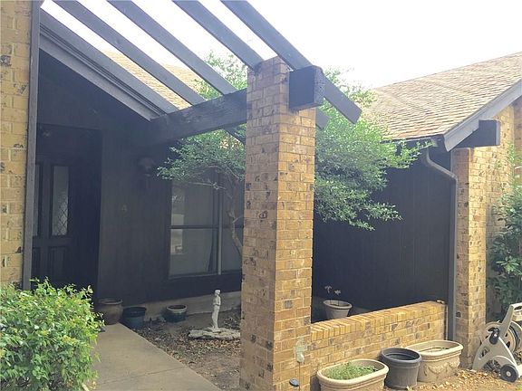 3rd image of 4 London Ln