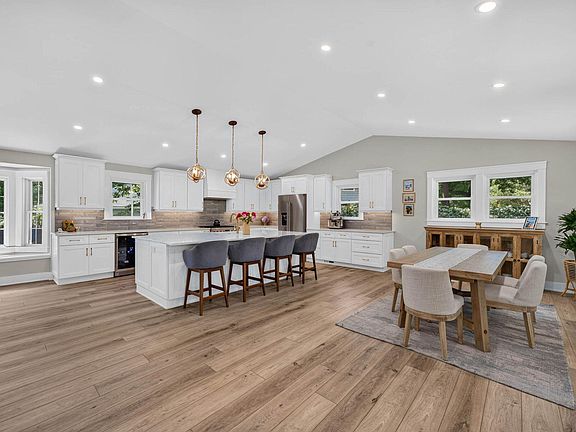 4th image of 1055 Royalist Rd