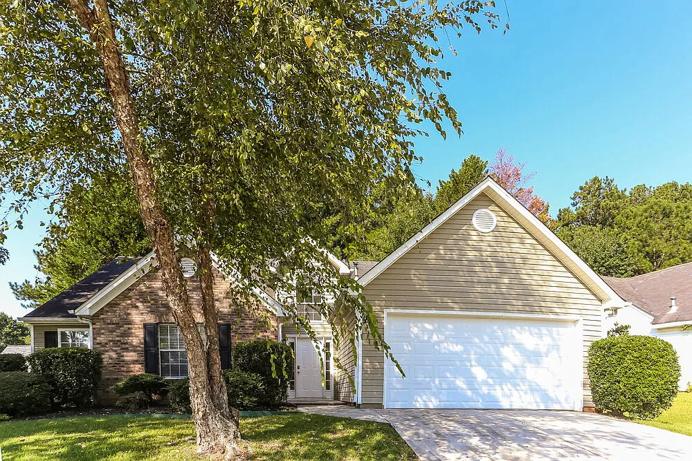 3 bed, 2.0 bath, 1902 sqft, $2,385 — Photo 1