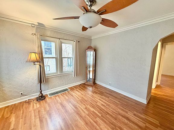 3rd image of 1506 Victoria Ave