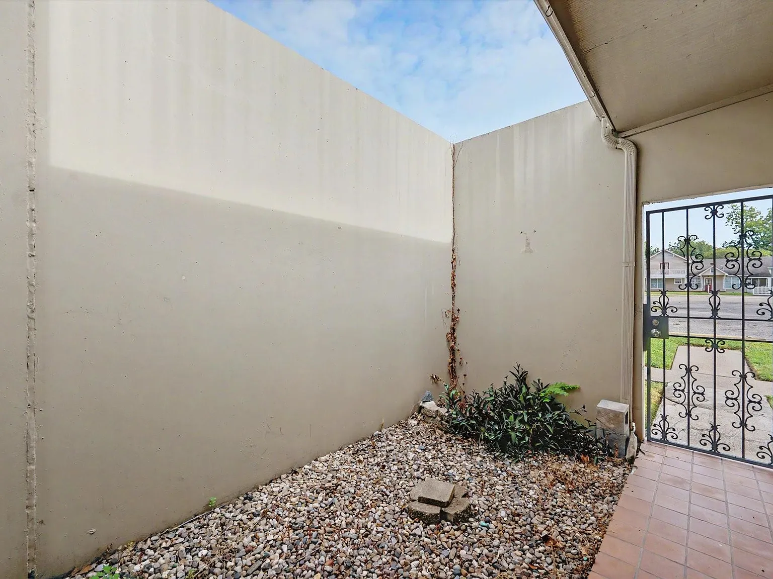 3 bed, 2.0 bath, 2000 sqft, $1,350 — Photo 4